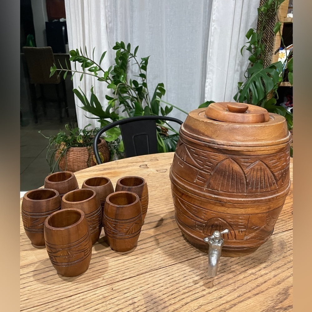 Vintage hand carved wood barrel‎ and cups